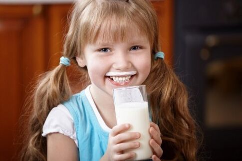 La ragazza beve kefir per prevenire i parassiti