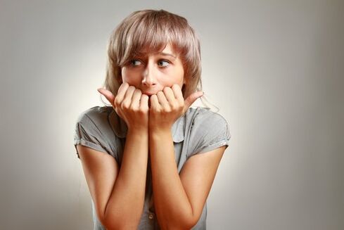 La ragazza pensa a rimuovere i parassiti dal corpo