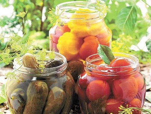 cetrioli e pomodori sottaceto per rimuovere i parassiti